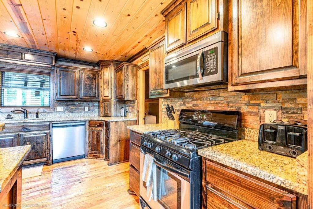 Iron Horse Lodge Sleeps 18, Games, Fire Pit, Hot Tub, Ev, More Broken Bow Zewnętrze zdjęcie