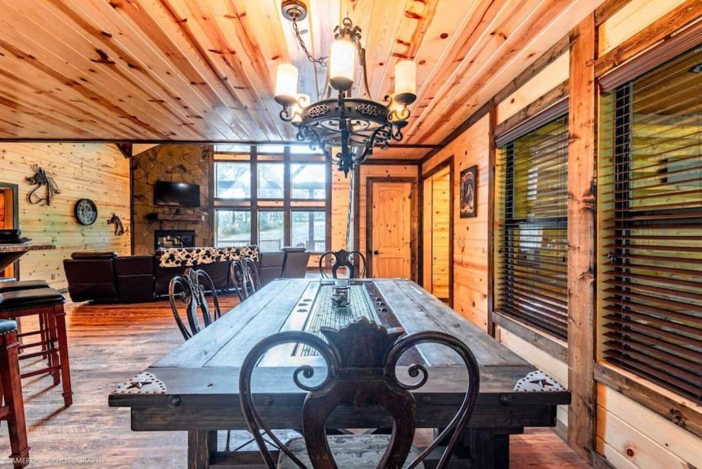 Iron Horse Lodge Sleeps 18, Games, Fire Pit, Hot Tub, Ev, More Broken Bow Zewnętrze zdjęcie