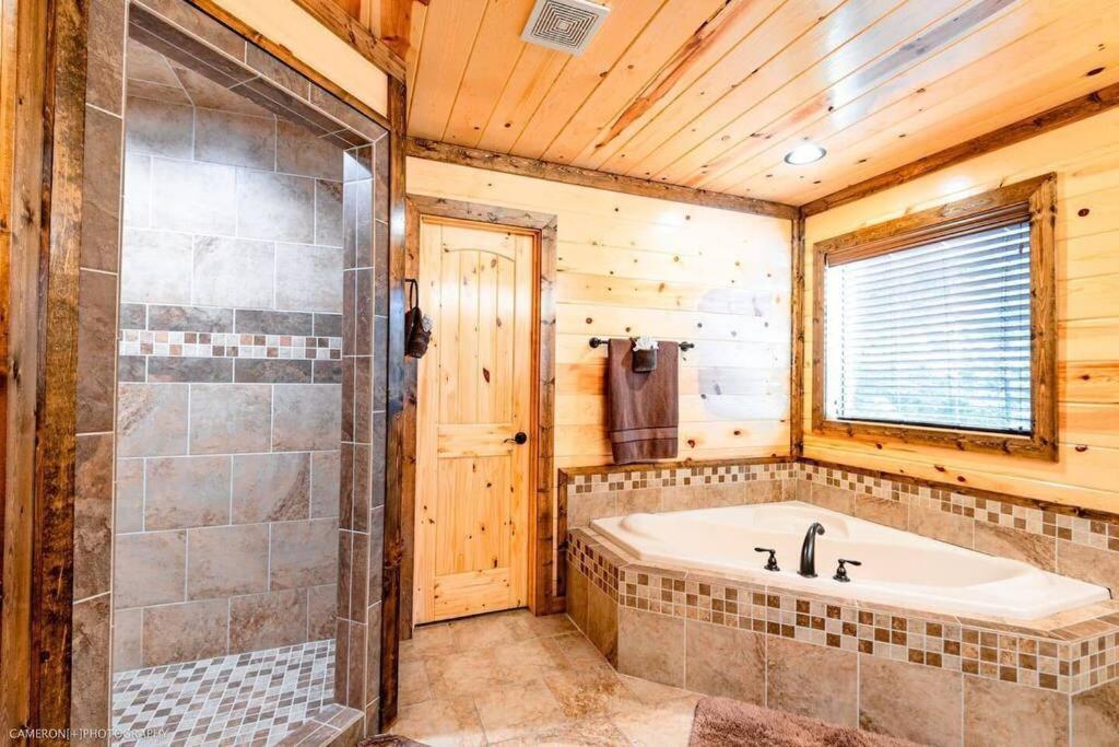 Iron Horse Lodge Sleeps 18, Games, Fire Pit, Hot Tub, Ev, More Broken Bow Zewnętrze zdjęcie