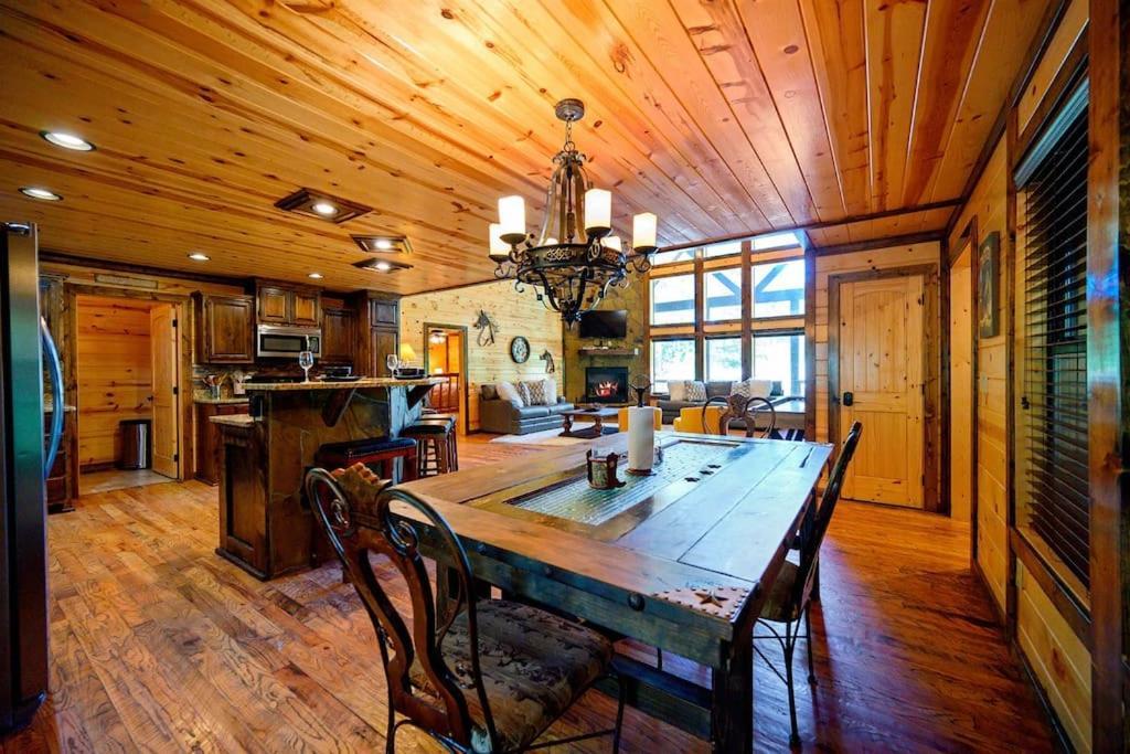 Iron Horse Lodge Sleeps 18, Games, Fire Pit, Hot Tub, Ev, More Broken Bow Zewnętrze zdjęcie